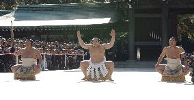 (2)Asashoryu performs ritual at Meiji Shrine